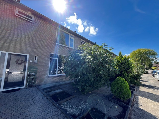 Tussenwoning te huur in Den Bommel aan Willem-Alexanderstraat 8
