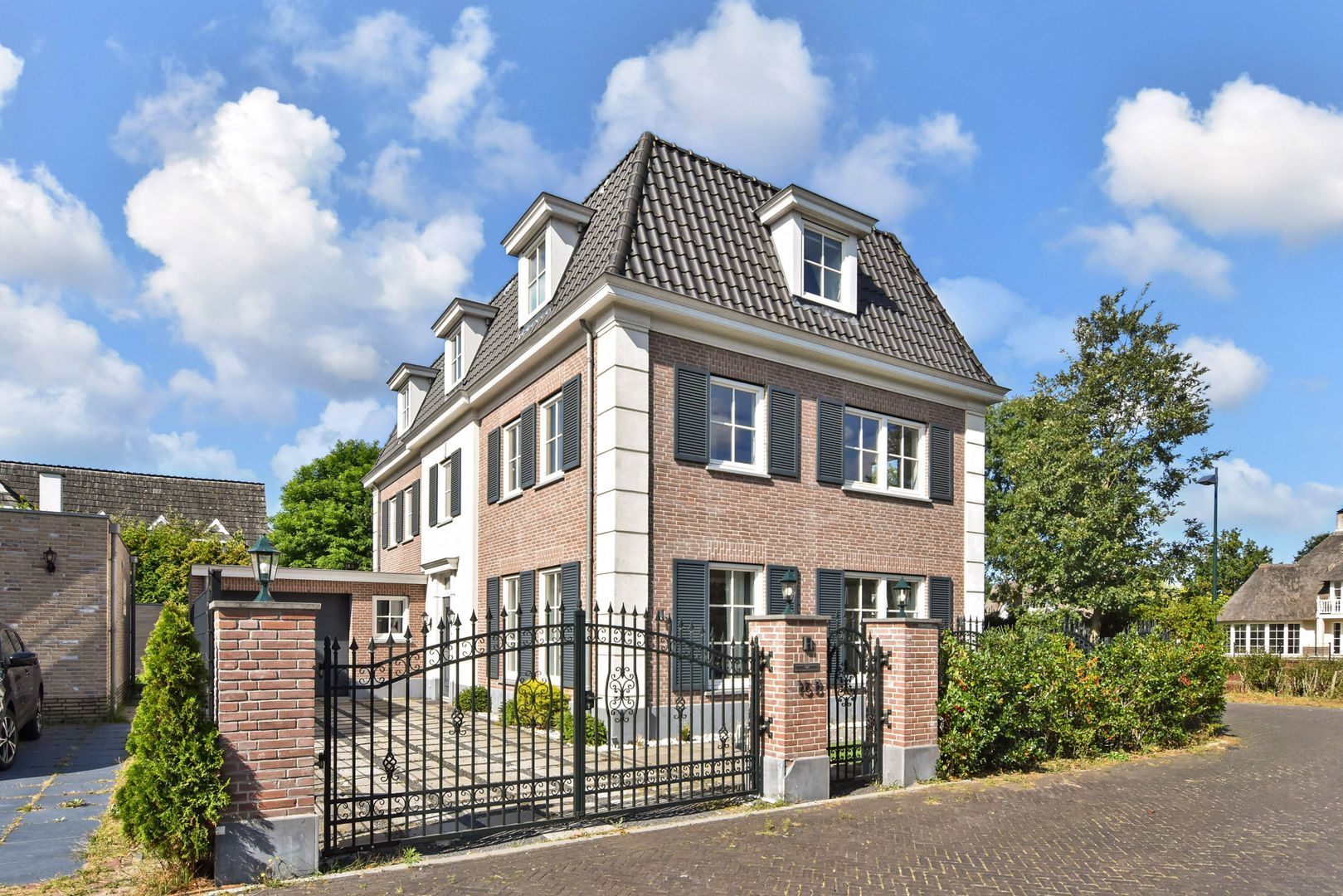 Huis te huur in Den Haag aan Gravin Margarethalaan 15 – 10 kamers, 342 m²