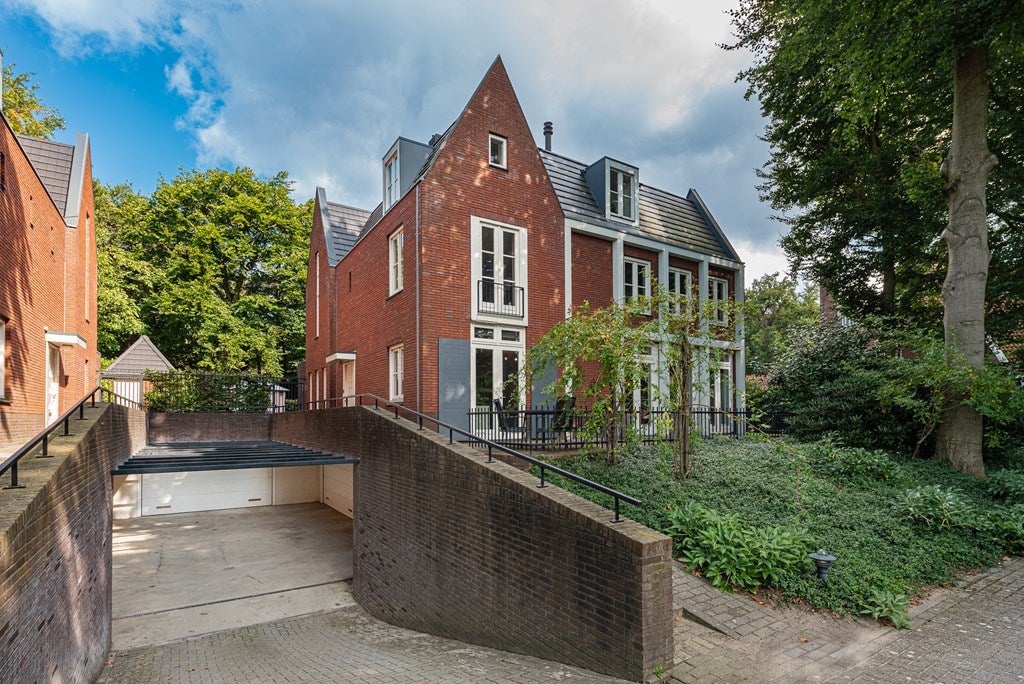 Huis te huur in Hilversum aan Diependaalselaan 102 – 5 kamers, 199 m²